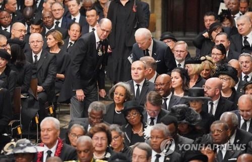 영국 여왕 장례식이 거행된 웨스트민스터 사원은 전세계 조문행렬로 가득찼다. (사진=연합뉴스)