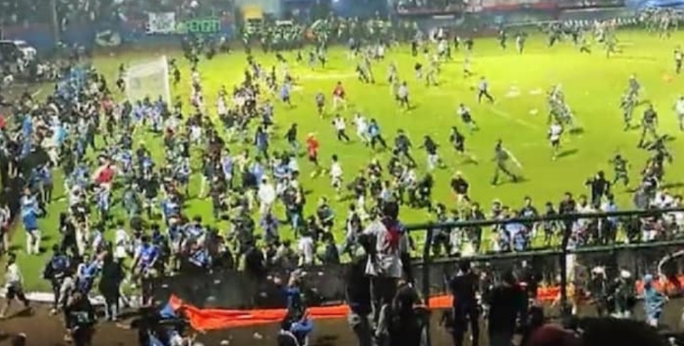 인도네시아 동부 자바에서 1일(현지시간) 열린 축구 경기에서 폭동으로 최소 127명이 사망했다.<br>
