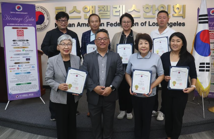 차기 한인회에는 기존의 타단체 임원들도 출마할 수 있도록 정관을 개정했다. 지난 6일 이사회에서 선출된 선거관리위원들과 제임스 안 한인회장이 임명장을 수여했다. 사진=LA한인회.