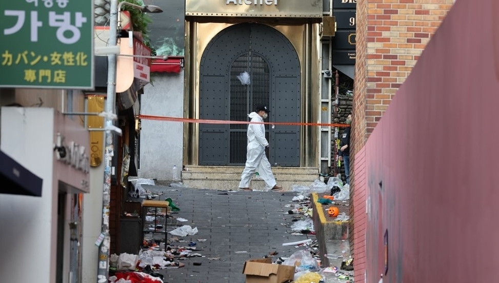 31일 오후 국립과학수사연구원이 현장감식을 위해 서울 용산구 이태원 압사 참사 사고현장을 살피고 있다. 