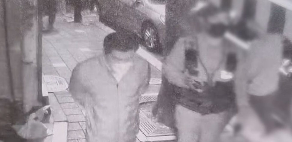 이태원 참사 당시 CCTV에 찍힌 이임재 전 용산경찰서장의 모습. CCTV 화면에는 다수의 심정지 환자가 발생한 밤 10시55분 경 이 전 서장이 이태원앤틱가구거리에서 뒷짐을 진 채 이태원파출소로 걸어가는 모습이 담겼다.