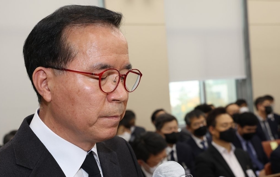 7일 오후 국회에서 열린 행정안전위원회에서 김광호 서울경찰청장이 의원들의 질의 들으며 잠시 눈을 감고 있다. 연합뉴스