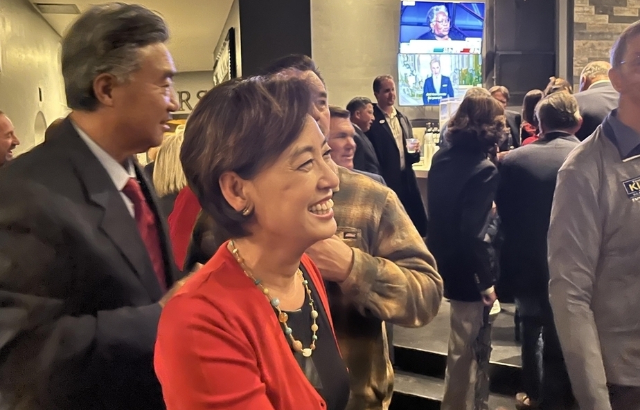 중간선거에서 재선이 확정된 영 김 미 공화당 의원이 8일 저녁 오렌지카운티 공화당 행사에 참석한 지지자들과 반갑게 인사를 나누고 있다.