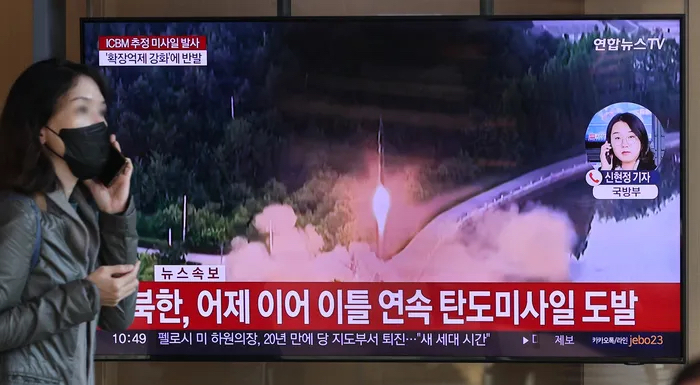 북한이 대륙간탄도미사일(ICBM) 추정 장거리 탄도미사일을 발사한 18일 서울역 대합실에 설치된 TV 모니터에서 관련 뉴스가 나오고 있다. 연합뉴스
