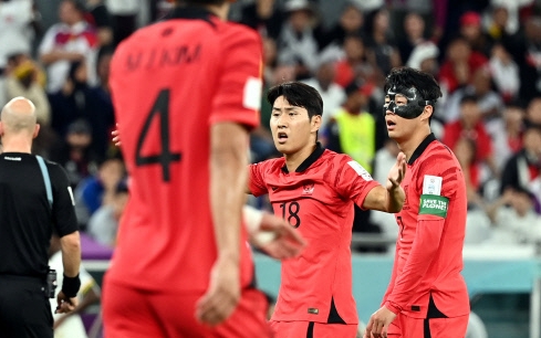 손흥민과 이강인이 28일 카타르 도하 에듀케이션 시티 스타디움에서 열린 2022 카타르 월드컵 조별리그 H조 2차전 가나와 경기에서 세 번째 골을 허용한 후 허탈해하고 있다. 