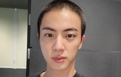 <strong>13일 입대를 앞두고 머리를 짧게 자른 그룹 방탄소년단(BTS) 진. </strong>[팬 커뮤니티 위버스 캡처.
