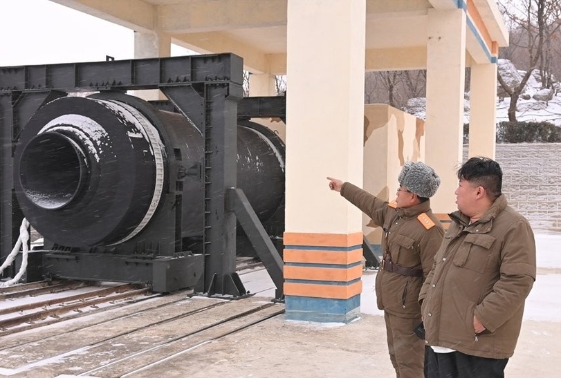 <strong>북, 대출력 고체 ICBM 엔진 시험…김정은 "신형 전략무기 기대"</strong>