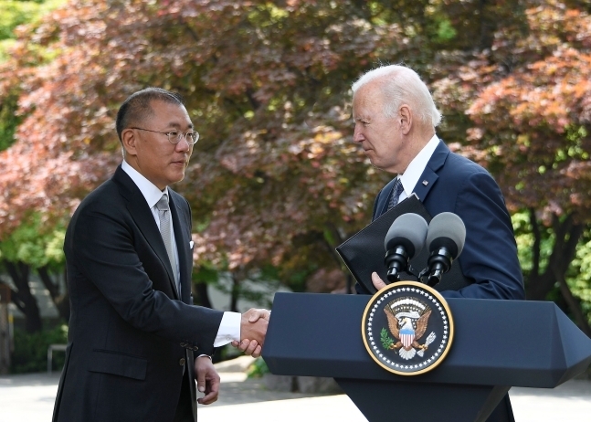 <em>조 바이든 대통령과 정의선 현대차 회장이 지난 5월 22일 오전 그랜드 하얏트 서울 호텔에서 환담에 앞서 악수를 나누고 있다. / 현대자동차그룹 제공</em>