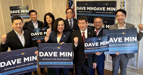 20일 데이브 민 가주 상원의원(앞줄 가운데)과 한인 정·재계 지지자들이 기자회견을 마친 후 재선 승리를 위한 파이팅을 외치고 있다. 