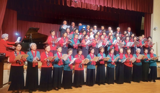 라구나 우즈 송년 모임에 참석한 합창단이 할렐루야를 합창하고 있다. /라구나우즈 한인회 제공