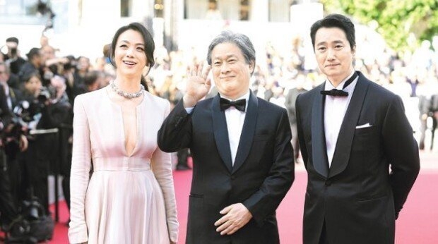 '헤어질 결심'으로 골든그로브 후보작에 이름을 올린 박찬욱 감독(가운데) 칸 영화제에서 인사를 하고 있다. /연합뉴스