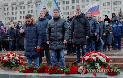 우크라 미사일 공격 뒤 전사한 러시아 장병 기리는 시민들 (사마라 로이터=연합뉴스) 지난 3일(현지시간) 러시아 사마라의 글로리 광장에서 시민들이 우크라이나와의 전쟁 중 전사한 장병들을 기리는 기념식에 참여하고 있다.