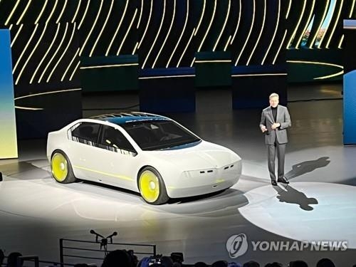 라스베이거스 펄 시어터에서 열린 'CES 2023' 기조연설 행사에서 올리버 칩세 BMW그룹 회장이 차세대 전동화·디지털화 모델 'BMW i 비전 디(Dee)'를 소개하고 있다.