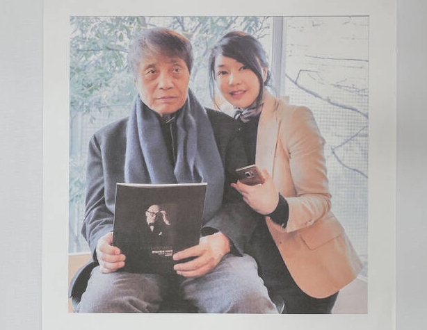 윤석열 대통령 부인 김건희 여사가 지난 1일 건축가 안도 다다오와 새해 인사를 나눴다고 대통령실이 8일 밝혔다. 사진은 지난 2016년 전시기획자였던 김 여사와 안도 다다오가 협업하며 함께 찍은 사진으로 안도 다다오가 윤 대통령의 취임식을 축하하며 김 여사에게 보낸 선물. (사진=대통령실 제공)