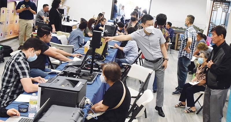 지난해 9월 한인회관에서 열린 리얼아이디 신청 대행서비스에서 한인들이 리얼 아이디를 신청하고 있다. /LA한인회 제공