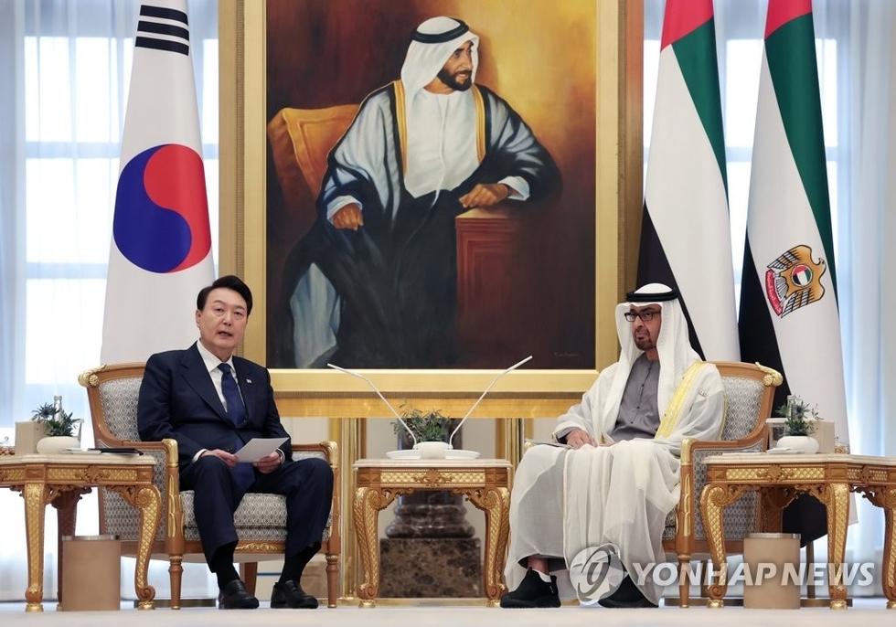 아랍에미리트(UAE)를 국빈 방문 중인 윤석열 대통령이 15일(현지시간) 아부다비 대통령궁에서 무함마드 빈 자예드 알 나흐얀 UAE 대통령과 한-UAE 확대회담을 하고 있다./연합뉴스