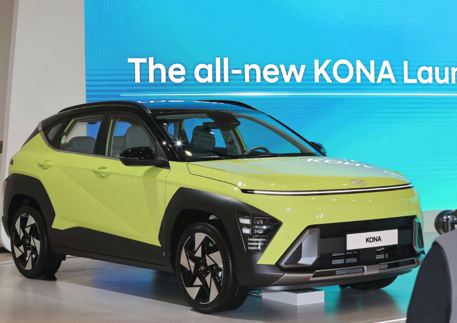 18일 오전 서울 중구 동대문디자인플라자에서 열린 현대차 '디 올 뉴 코나'(The all-new KONA) 발표회에서 취재진이 차량을 살펴보고 있다. /연합뉴스