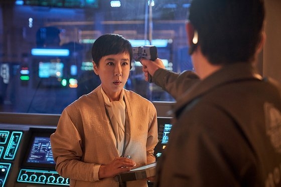 지난 20일 공개된 연상호 감독의 넷플릭스 신작 '정이'는 급격한 기후변화로 폐허가 된 지구를 벗어나 이주한 쉘터에서 발생한 전쟁을 끝내기 위해 전설적인 용병 '정이'의 뇌를 복제, 최고의 전투 A.I.를 개발하려는 사람들의 이야기를 그린 SF 영화다. 사진 넷플릭스