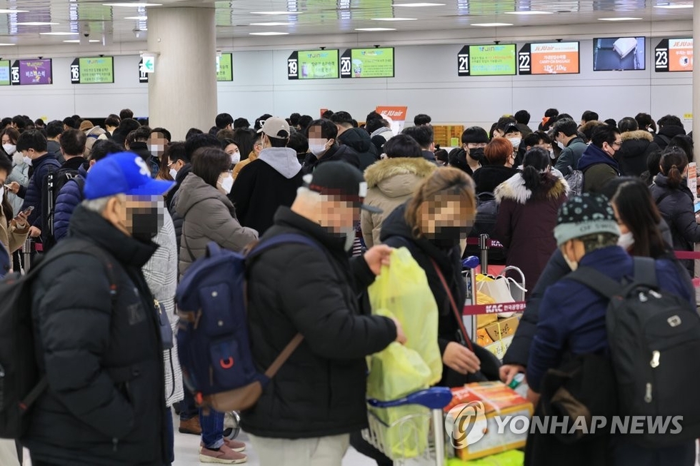 설 연휴 사흘째인 23일 오전 제주공항 국내선 출발수속장이 귀경객들로 크게 붐비고 있다. 기상청은 24일부터 25일까지 제주도에 한파와 함께 폭설이 쏟아질 것으로 예보했다./연합뉴스