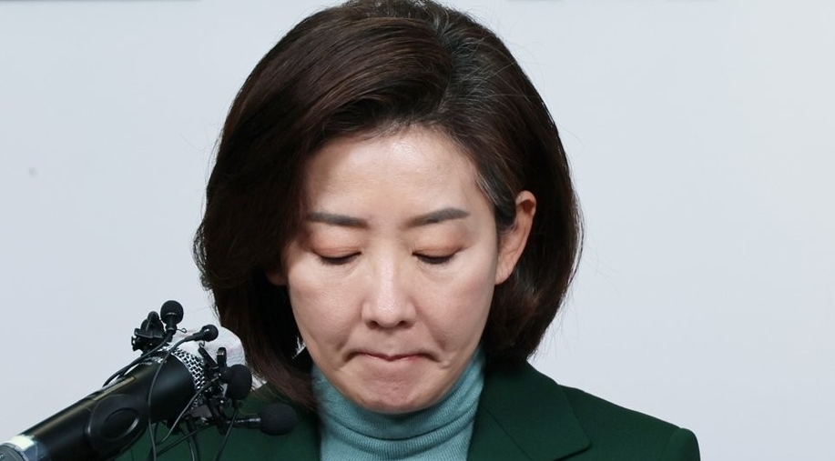 불출마 선언문 읽으며 입술 깨문 나경원 | 국민의힘 나경원 전 의원이 25일 오전 서울 여의도 국민의힘 당사에서 기자회견을 열고 전당대회 불출마 선언문을 읽으며 입술을 깨물고 있다. /연합뉴스