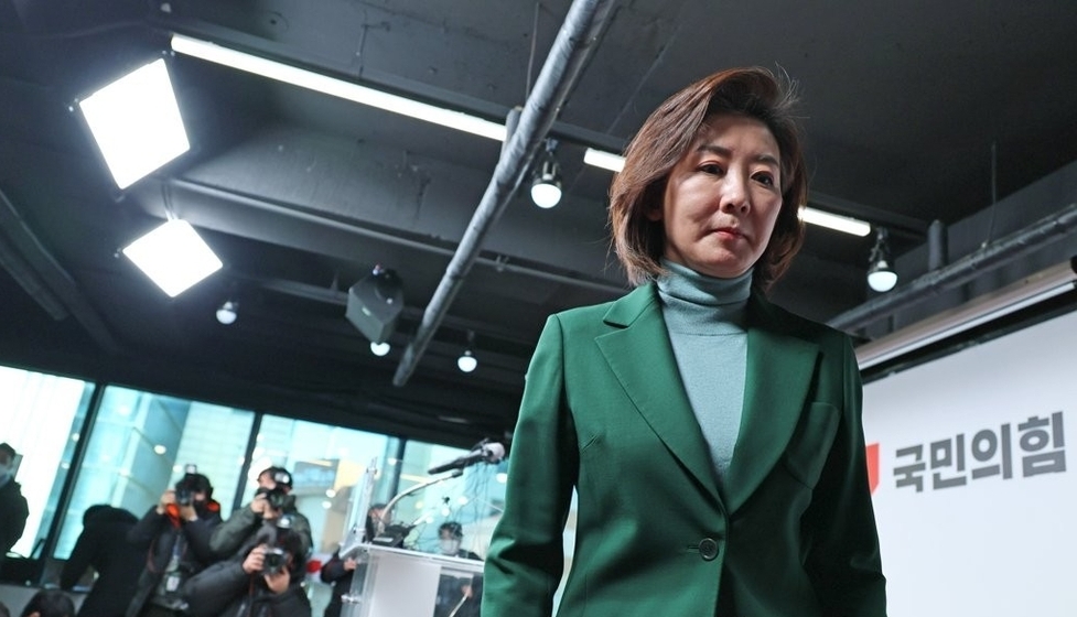 전대 불출마 선언 뒤 퇴장하는 나경원 | 국민의힘 나경원 전 의원이 25일 오전 서울 여의도 국민의힘 당사에서 전당대회 불출마 기자회견 뒤 퇴장하고 있다. /연합뉴스