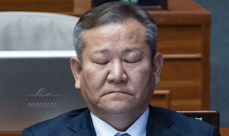 이상민 행정안전부 장관이 6일 서울 여의도 국회에서 열린 제403회 국회(임시회) 제2차 본회의 '정치·외교·통일·안보' 분야 대정부 질문에서 잠시 생각에 잠겨 있다./연합뉴스