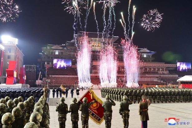 북한이 건군절(인민군 창건일) 75주년인 지난 8일 평양 김일성광장에서 야간열병식을 개최했다고 조선중앙통신이 9일 보도했다.