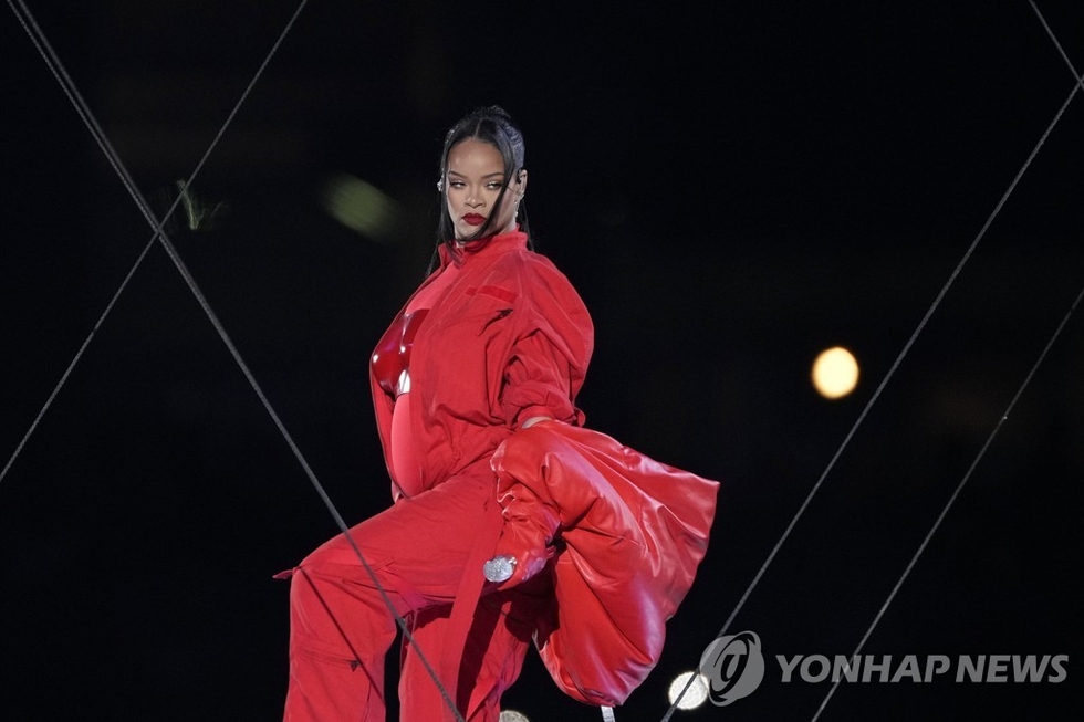 <strong>12일(현지시간) 제57회 미국프로풋볼(NFL) 결승전 슈퍼볼 하프타임 공연 무대 펼치는 리애나.</strong>