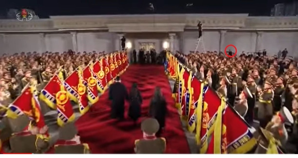 조선중앙TV가 지난 9일 녹화 중계한 인민군 창건 75주년 기념 열병식 영상에 김여정 노동당 부부장으로 추정되는 여성(붉은색 원)이 포착됐다. /조선중앙TV 뉴스1