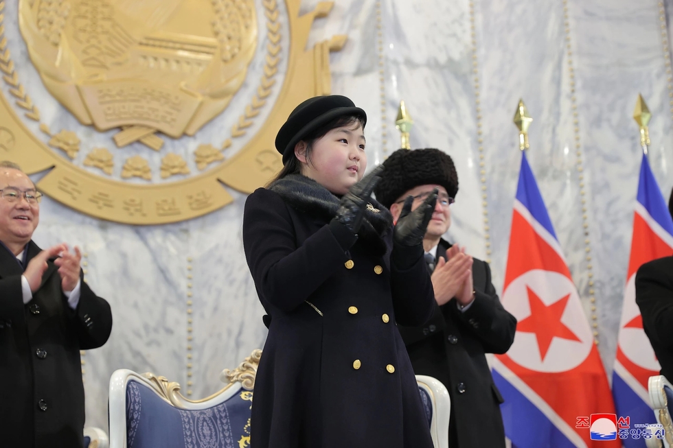 김정은 딸 김주애가 2023년 2월 8일 평양 김일성광장에서 열린 북한 건군절(인민군 창건일) 75주년 열병식에서 박수를 치고 있다. 북한 매체가 김주애의 단독 사진을 보도한 것은 이례적이다./조선중앙통신 연합뉴스