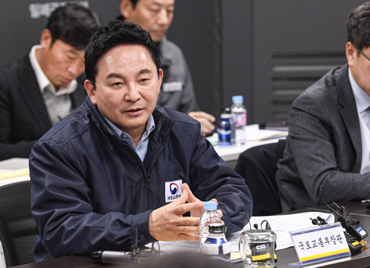 <em>원희룡 국토교통부 장관이 19일 서울 강남구의 한 아파트 건설현장에서 모두발언후 대한항공 마일리지개편안에 대한 입장을 밝히고 있다. 연합뉴스</em>