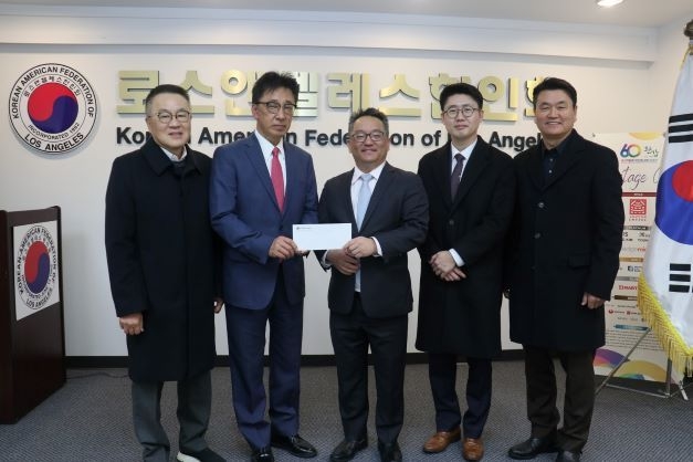 에브리데이교회 한창한 장로, 최홍주 담임목사, 제임스 안 회장, 손창민 후임목사, 유동근 장로(이상 왼쪽부터)가 23일 LA한인회에 성금을 전달했다. /LA한인회 