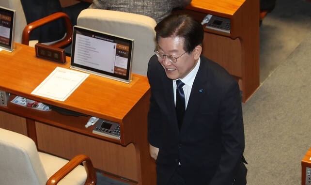 체포동의안 턱걸이 부결에 향후 리더십에 타격받은 이재명 대표가 본회의 후 걸어나가고 있다. 연합뉴스.