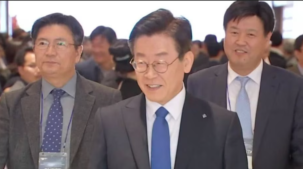 이재명(가운데) 더불어민주당 대표가 성남시장·경기지사로 일할 때 비서실장을 맡는 등 지근거리에서 보좌했던 전형수(왼쪽)씨가 9일 숨진 채 발견됐다. 이 대표를 둘러싼 여러 의혹 가운데 극단적 선택을 한 인물은 이번이 다섯 번째다. 오른쪽은 김용 전 민주연구원 부원장. /KBS