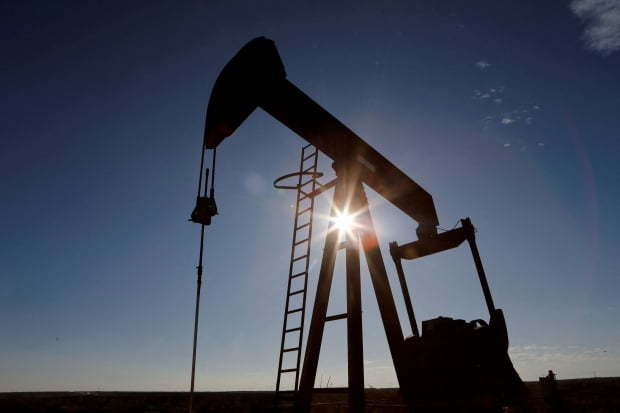 OPEC+의 기습적인 석유 감산으로 국제 유가가 들썩이면서 인플레 재점화 논쟁이 일고 있다. /연합뉴스