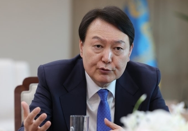 윤석열 대통령이 지난 18일 서울 용산 대통령 집무실에서 로이터 통신과 인터뷰하고 있다. 연합뉴스