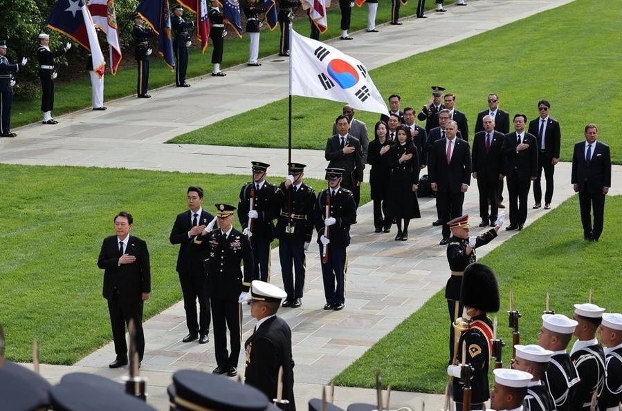 미국을 국빈 방문한 윤석열 대통령과 김건희 여사가 25일 오전(현지시간) 워싱턴DC 인근 알링턴 국립묘지를 참배하며 국기에 경례하고 있다.