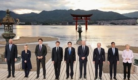 주요 7개국(G7) 정상회의가 개막한 19일 일본 히로시마현 미야지마섬에서 G7 정상들과 EU(유럽연합) 간부들이 유네스코 세계유산 '이쓰쿠시마 신사'에서 기념사진을 찍고 있다. /연합뉴스