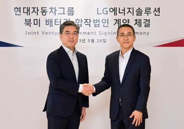 <em>(왼쪽부터)현대차 대표이사 장재훈 사장, LG에너지솔루션 대표이사 권영수 부회장이 기념사진을 촬영하고 있다. /사진제공 현대차그룹</em>