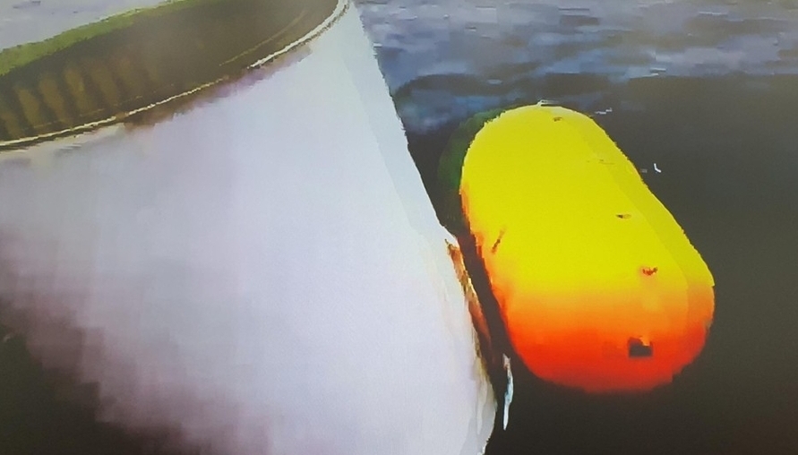 합동참모본부는 북한이 발사한 이른바 우주발사체 일부를 해상에서 인양하고 있다고 31일 밝혔다. 사진은 '북 주장 우주발사체' 일부로 추정되는 물체. / 연합뉴스