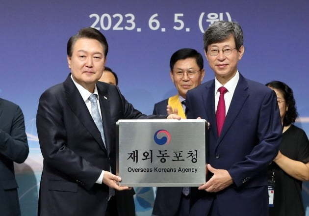 윤석열 대통령이 5일 인천 연수구 부영송도타워에서 열린 재외동포청 출범식에서 이기철 재외동포청장에게 현판을 전달하고 있다. 대통령실통신사진기자단/연합
