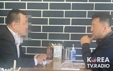 지난해 조지아주 검찰에 기소된 후 파산신청 후 LA로 도피했으나 첩보를 입수한 일요뉴스가 한인타운 한 음식점에서 다단계 코인업자를 만나고 있는 존 김을 은밀히 취재하고 그의 은거지를 수사당국에 고발함으로써 그의 도주 행각이 종지부를 찍게 됐다. 사진출처= 일요뉴스, KOREA TV RADIO.