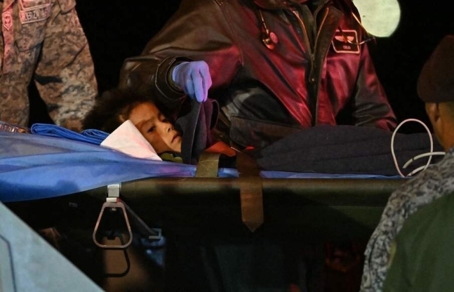 공군 수송기에 이송중인 구조된 아이