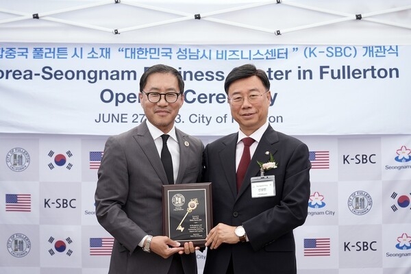 한국 지자체 최초로 미국 비지니스 센터를 개소한 신상진 성남시장(오른쪽)이 프레드 정 풀러턴시장으로부터 풀러턴시티 열쇠를 전달 받고 있다. /사진=성남시
