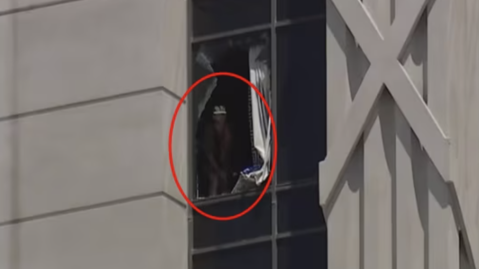 한 남성이 미국 라스베이거스 시저스 팰리스 호텔 방에서 한 여성을 인질로 잡아 경찰특공대(SWAT)가 현장에 출동하는 사건이 벌어졌다. 이 남성은 호텔 창문을 깨고 가구 등을 던지기도 했다. /인디펜던트 보도 화면 캡처