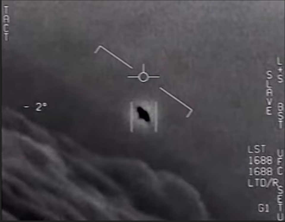 미 국방부가 2021년 공개한 UFO 추정 비행 물체 동영상. /유튜브 캡처