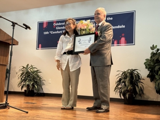 <em>김.현정(왼쪽) CARE 대표와 프랭크 킨테로 전 글렌데일 시장.</em>