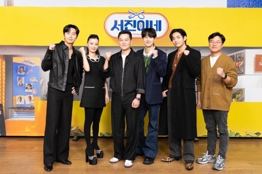 <em>tvN 예능 '서진이네' 제작발표회<br>
지난 2월 온라인으로 진행된 tvN 예능 '서진이네' 제작발표회에서 출연진들이 포즈를 취하고 있다./ 연합뉴스</em>