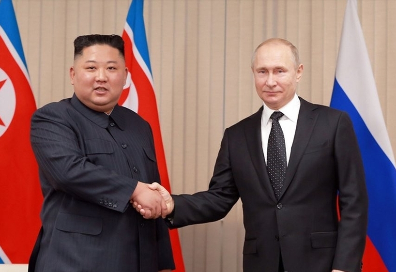 조선중앙통신은 2019년 4월 26일 홈페이지에 전날 러시아 블라디보스토크 극동연방대에서 열린 북러정상회담 사진을 공개했다. 김정은 북한 국무위원장이 블라디미르 푸틴 러시아 대통령이 회담에 앞서 기념사진을 촬영하고 있다./ 연합뉴스