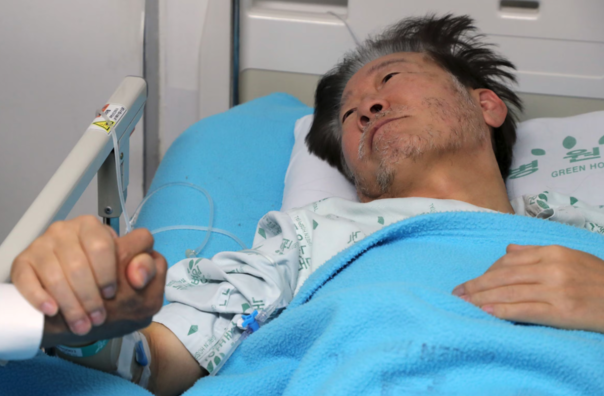 더불어민주당 이재명 대표가 21일 오전 서울 중랑구 녹색병원 병실에서 박광온 원내대표와 만나 대화하고 있다./국회사진기자단
